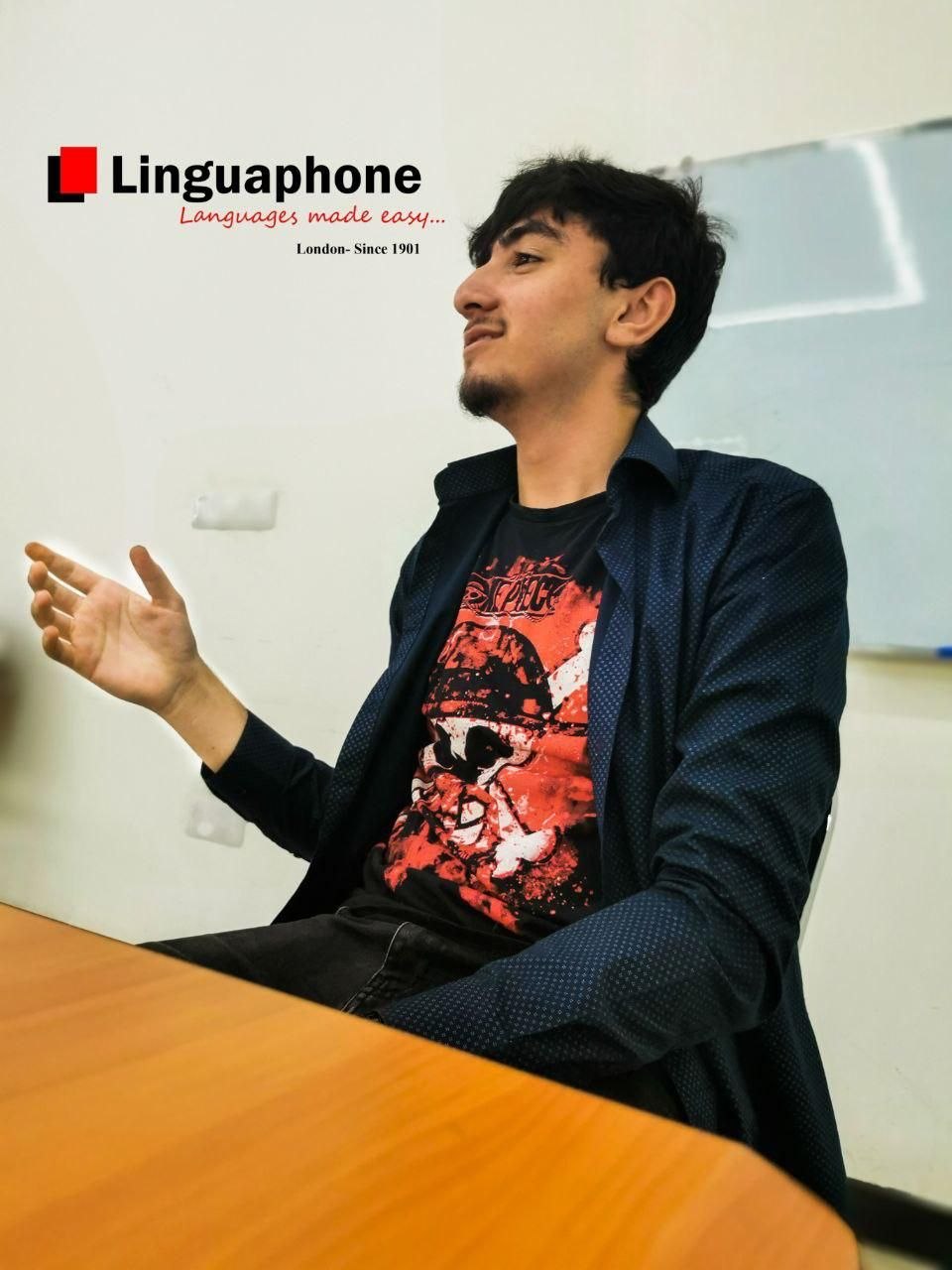 طالب أثناء المشاركة بالصف