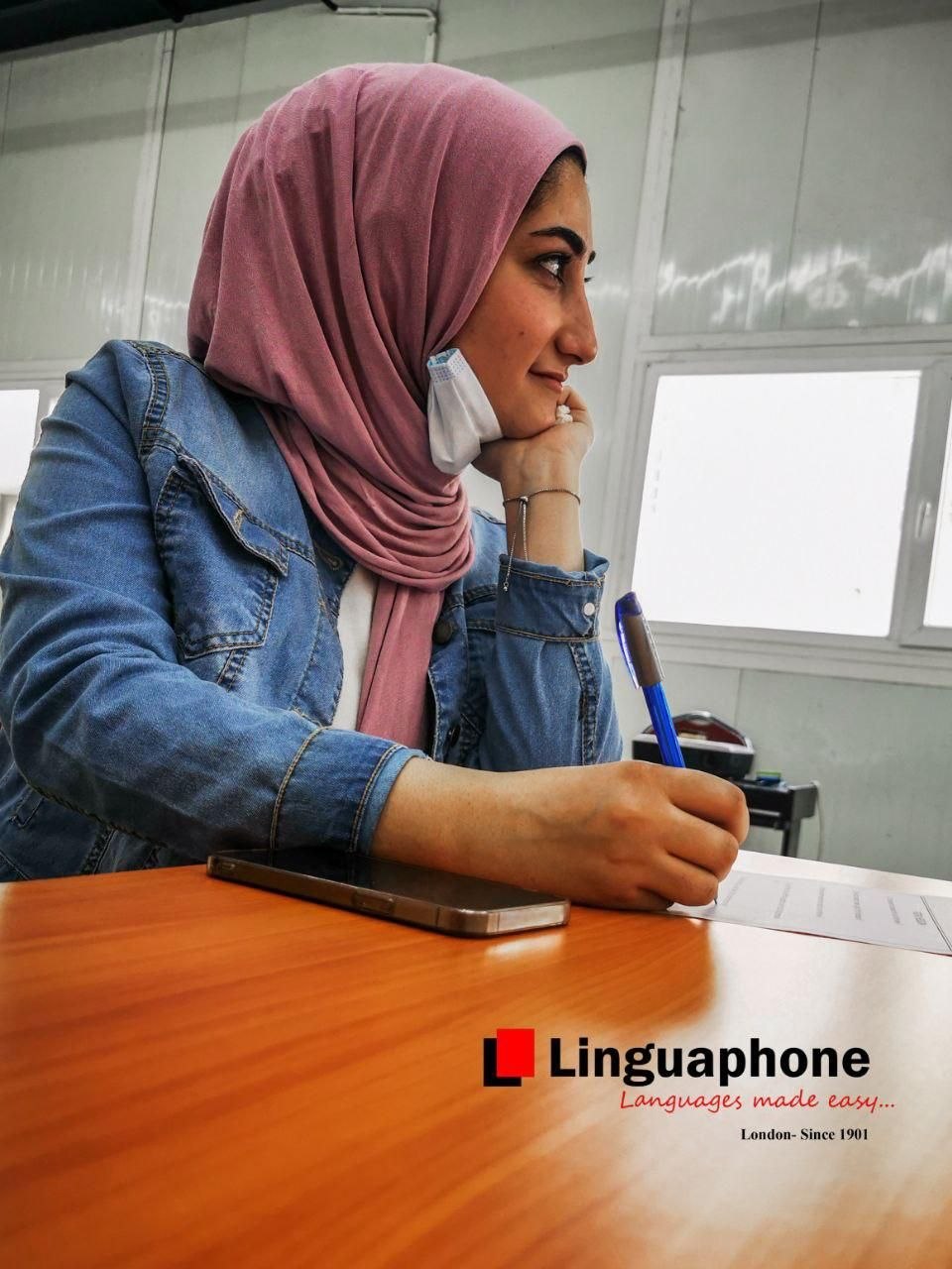 طالبة أثناء المحاضرة