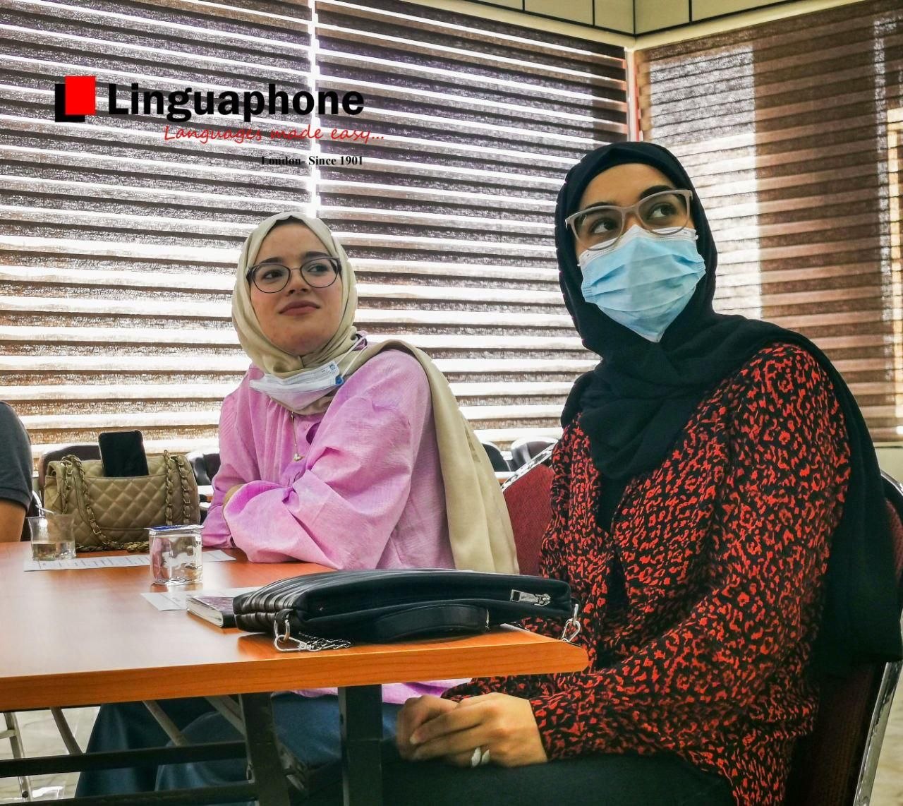 طالبتان أثناء المحاضرة