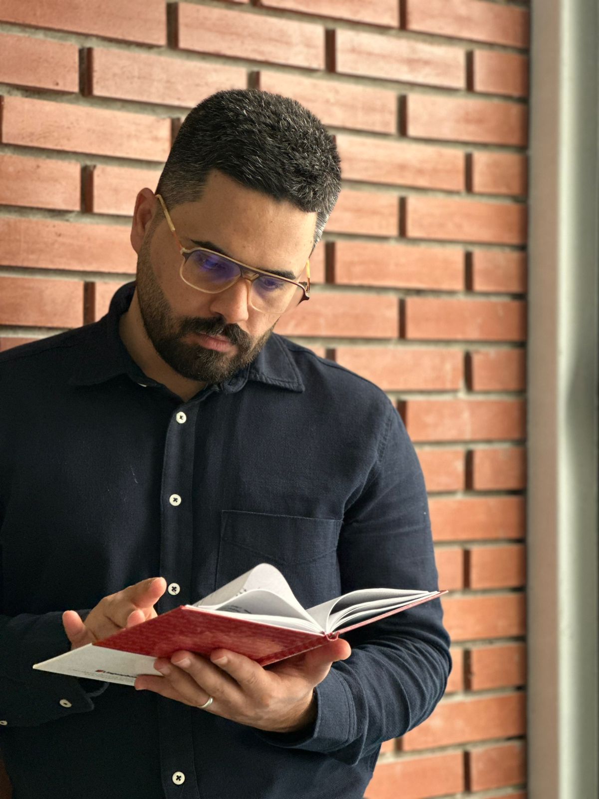 أحد مدرّبي المعهد أثناء قراءة كتاب