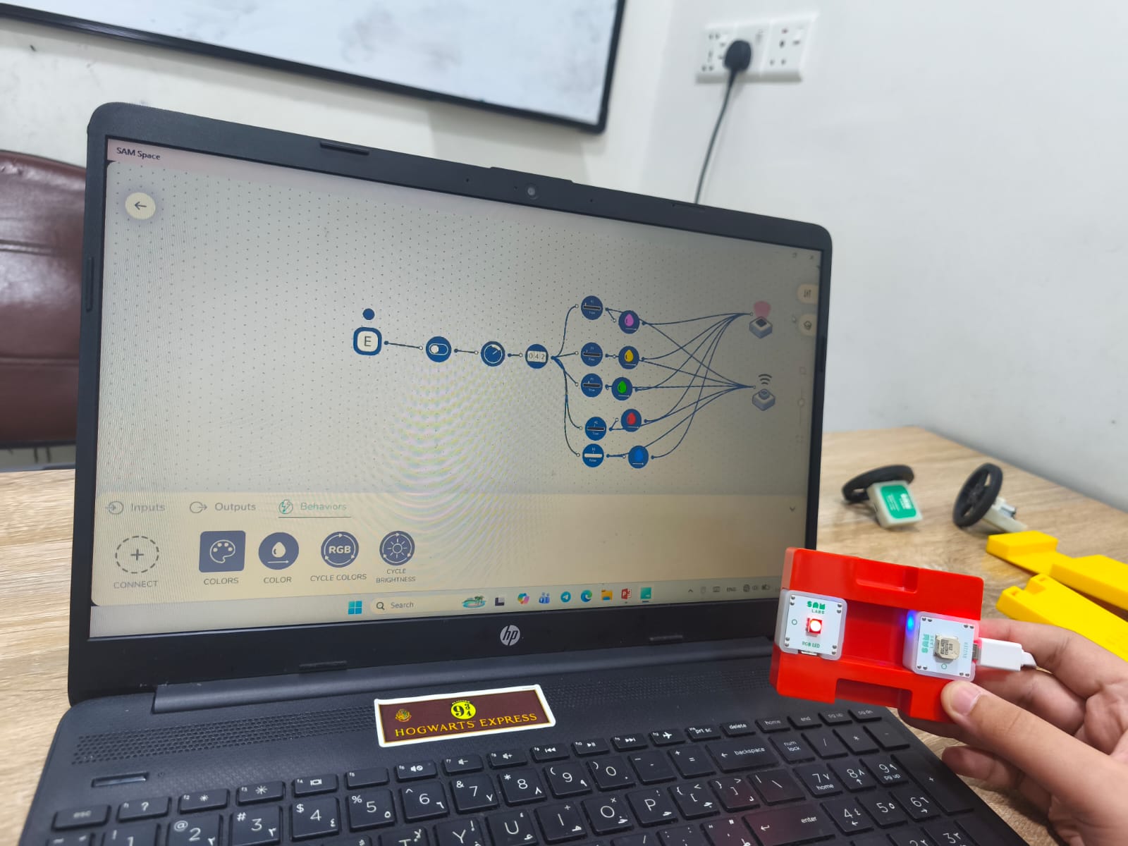 طالب يتحكم بألوان الإضاءة عبر وحدة SAM Labs