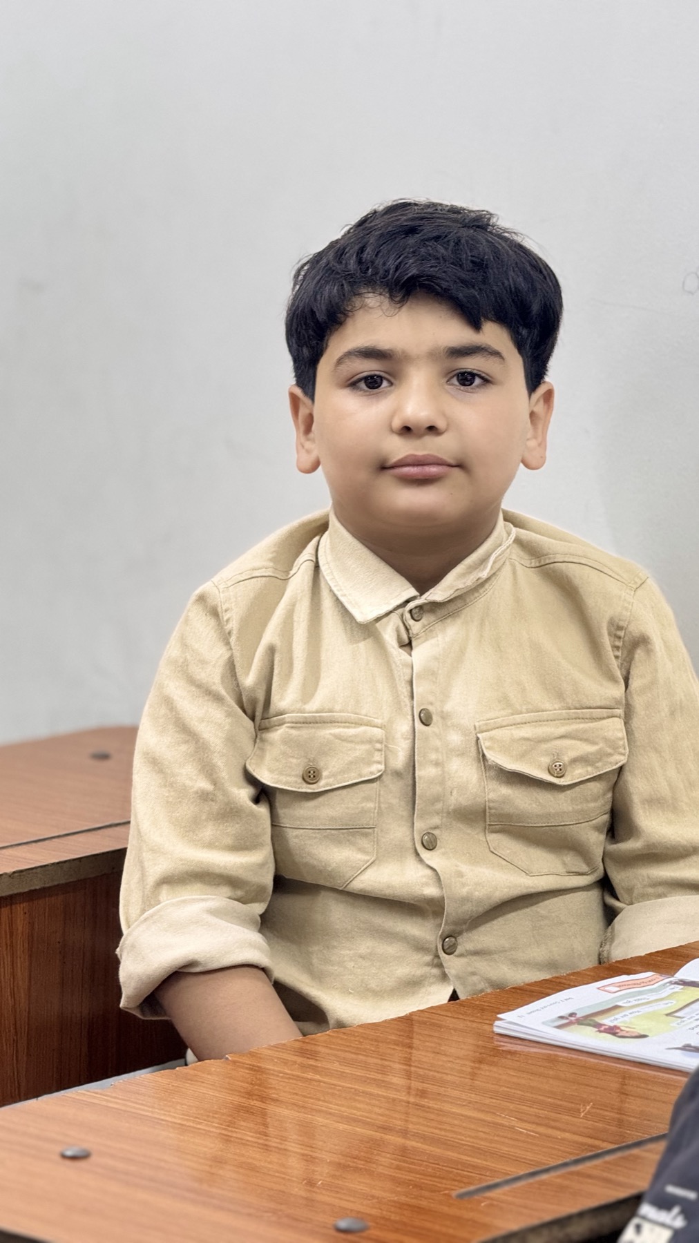طالب يجلس على مقعده بالصف