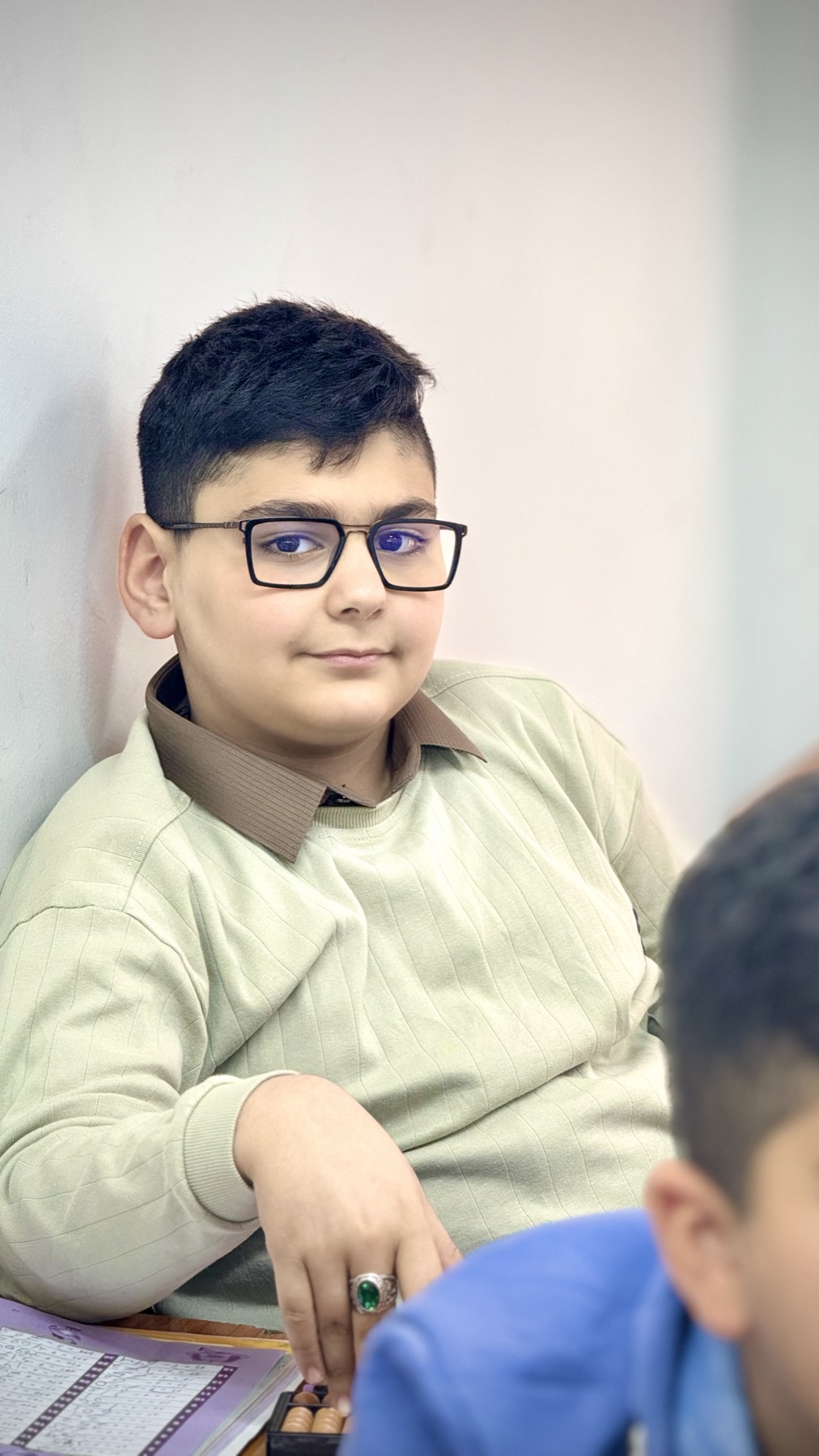 طالب يتدرب على الآباكوس في حصة UCMAS